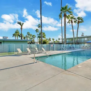 Apartment Modern Contemporary Ot With Heated Pool